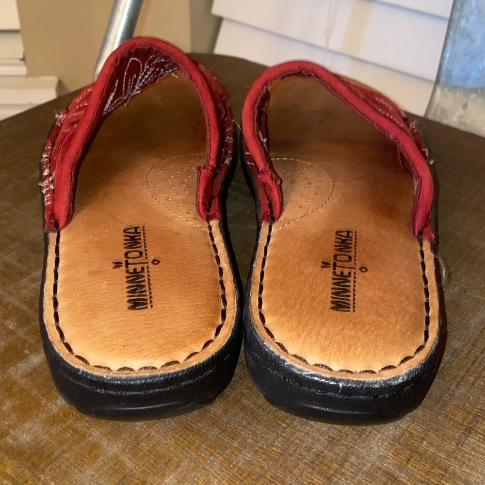 Minnetonka Size 7 Red Floral Slide On Sandals - Picture 3 of 7